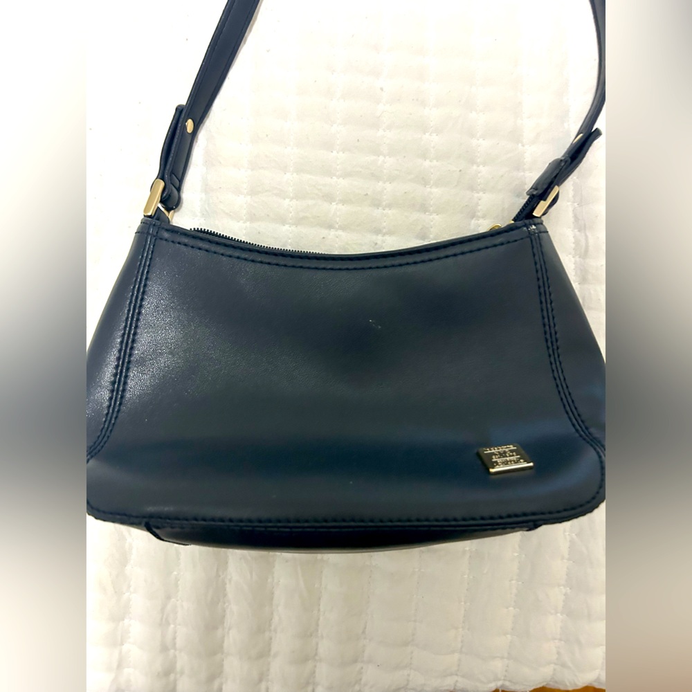 Vintage, navy, Y2K Liz Claiborne shoulder bag.
Like new!